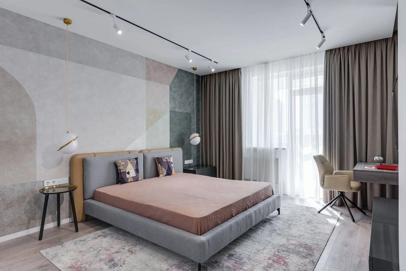 Nội thất phòng ngủ hiện đại với giường đôi đặt giữa tủ đầu giường, bàn làm việc gọn gàng cùng ghế bành cạnh cửa sổ. | Thiết kế nội thất 24