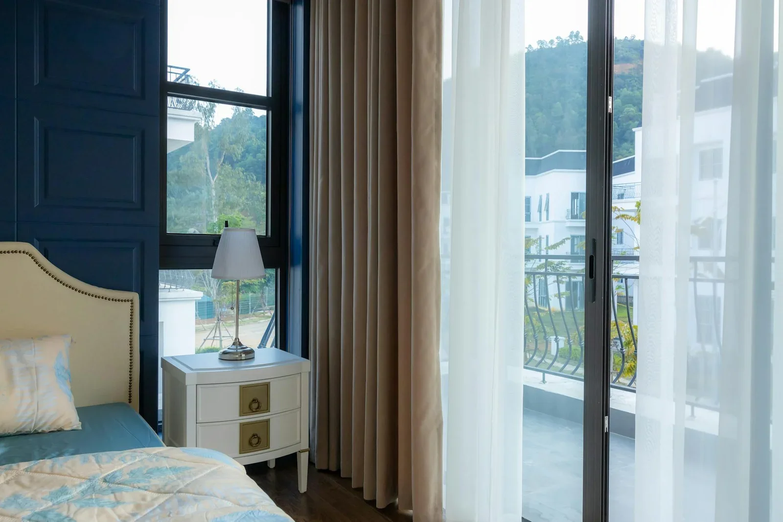 Phòng ngủ hiện đại sở hữu khung cửa sổ rộng mở, đón ánh sáng tự nhiên và tầm nhìn thiên nhiên thơ mộng. | Thiết kế nội thất 24