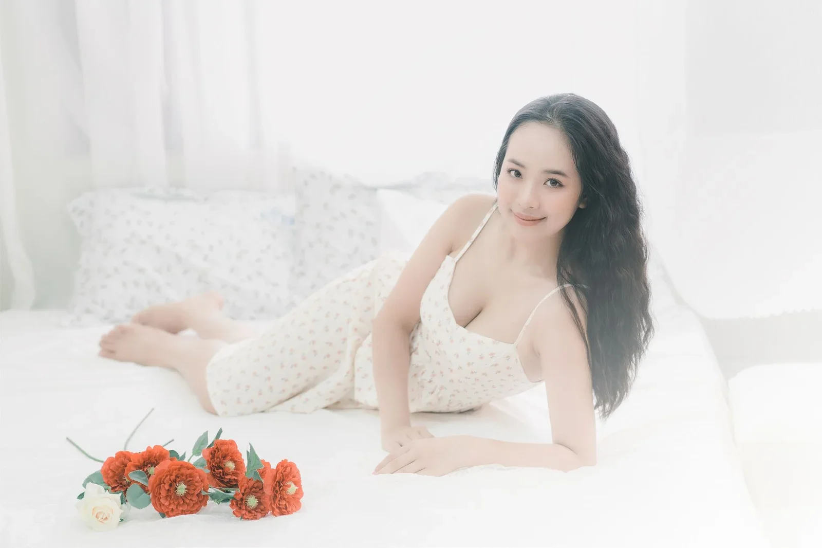 Nàng thơ mỉm cười trên giường ngủ êm ái, điểm xuyết hoa tươi mang lại cảm giác dịu dàng và bình yên. | Thiết kế nội thất 24