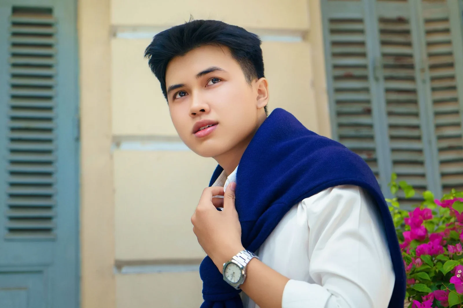 Bức chân dung ngoài trời phong cách cổ điển, nam nhân lịch lãm tạo dáng trước phông nền hoài cổ đậm chất Sài Gòn. | Thiết kế nội thất 24