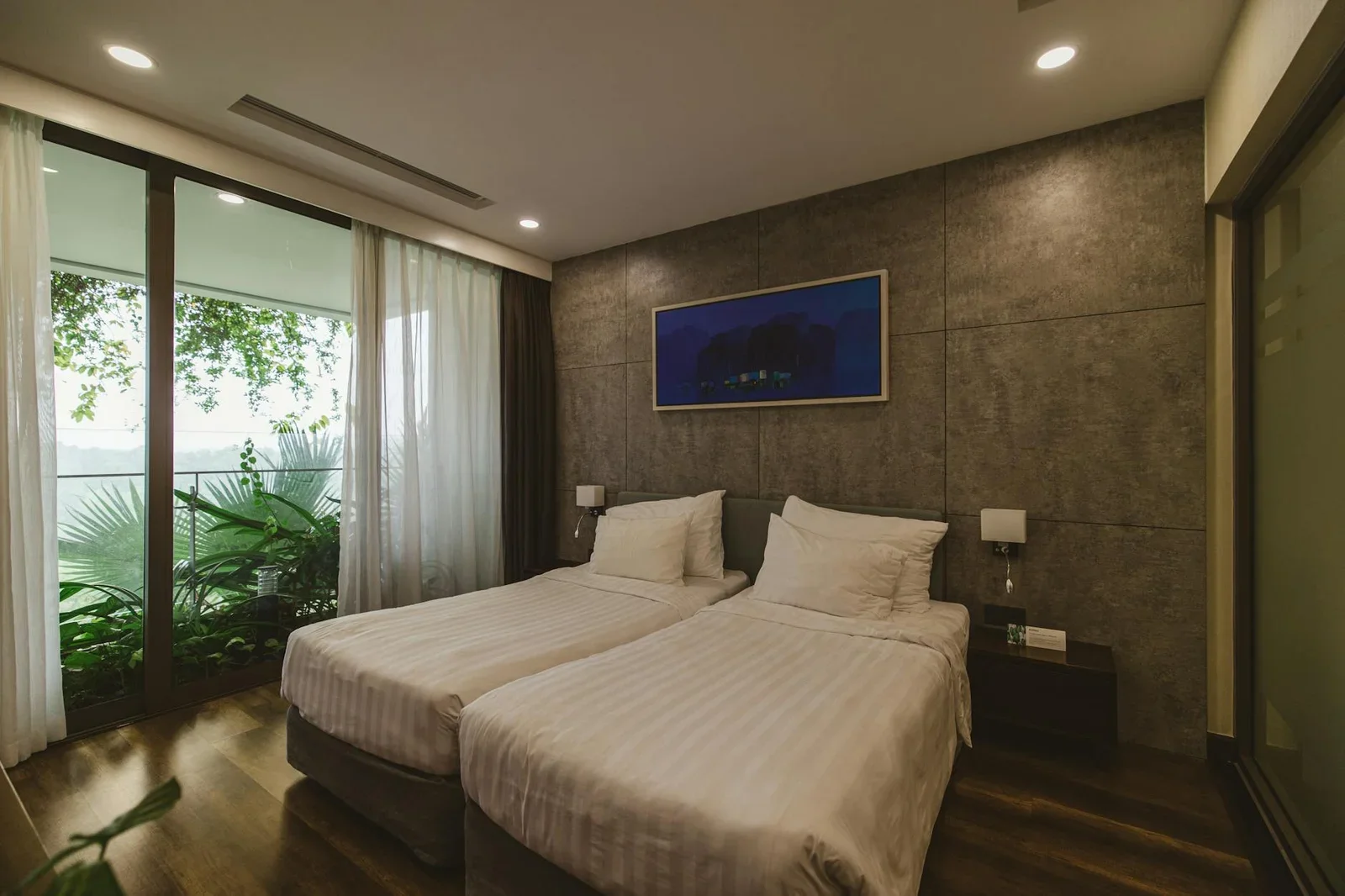 Phòng đôi sang trọng đón ánh sáng tự nhiên dịu nhẹ, kết hợp khung cửa sổ ngắm nhìn thiên nhiên xanh tươi. | Thiết kế nội thất 24