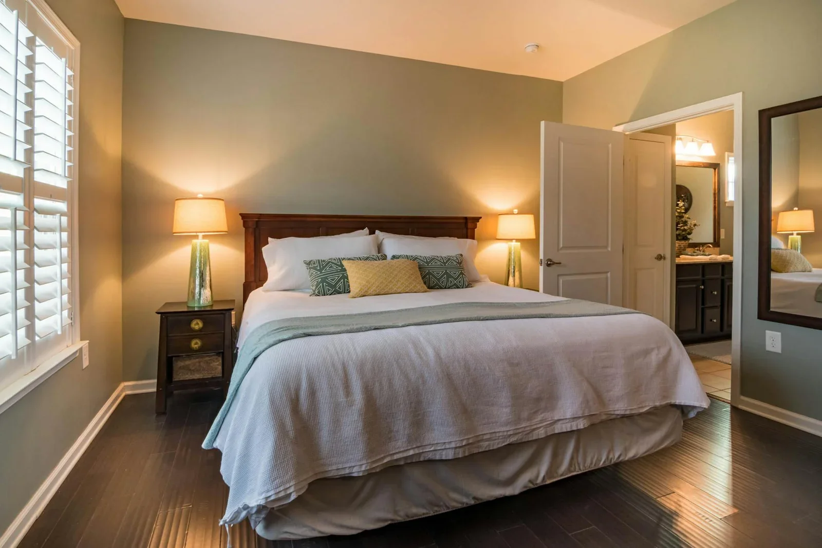 Giường ngủ êm ái cùng decor hiện đại, ánh sáng vàng ấm áp tạo không gian thư giãn, mang lại giấc ngủ sâu cho ông bà. | Thiết kế nội thất 24