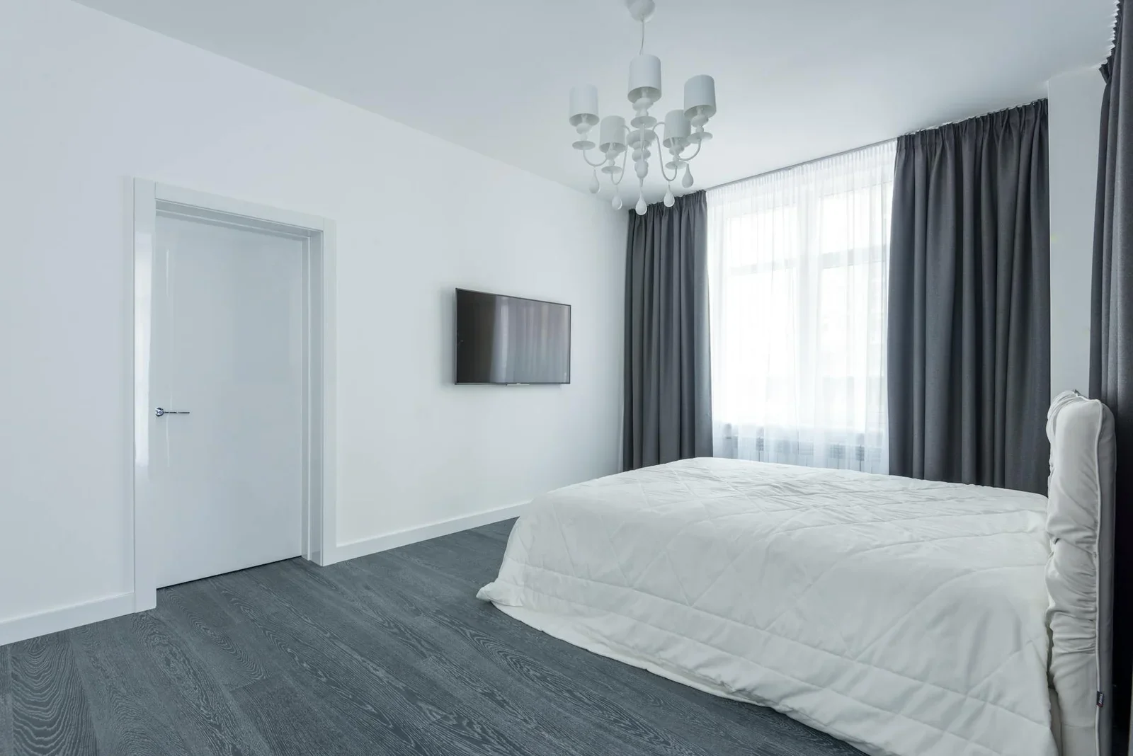 Phòng ngủ hiện đại đón nắng tự nhiên, nội thất tối giản tinh tế tạo sự thoáng đãng, mang lại an yên cho ông bà. | Thiết kế nội thất 24