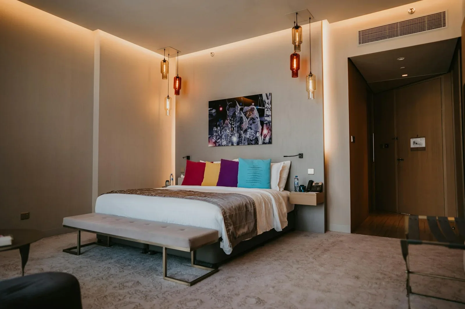 Không gian rộng rãi điểm xuyết gối tựa sắc màu cùng decor tinh tế, kiến tạo phòng ngủ sang trọng chuẩn Âu. | Thiết kế nội thất 24