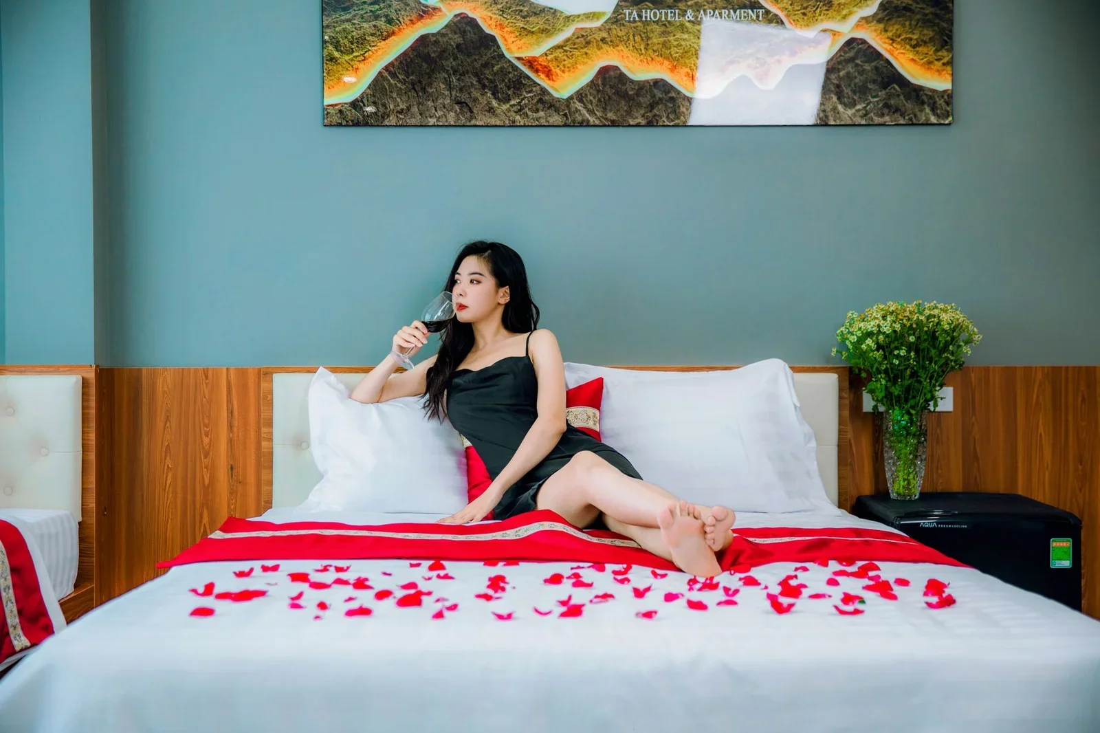 Giường ngủ rải cánh hoa hồng cùng không gian sang trọng, mang đến khoảnh khắc thư giãn nhâm nhi rượu vang đậm chất nghỉ dưỡng. | Thiết kế nội thất 24