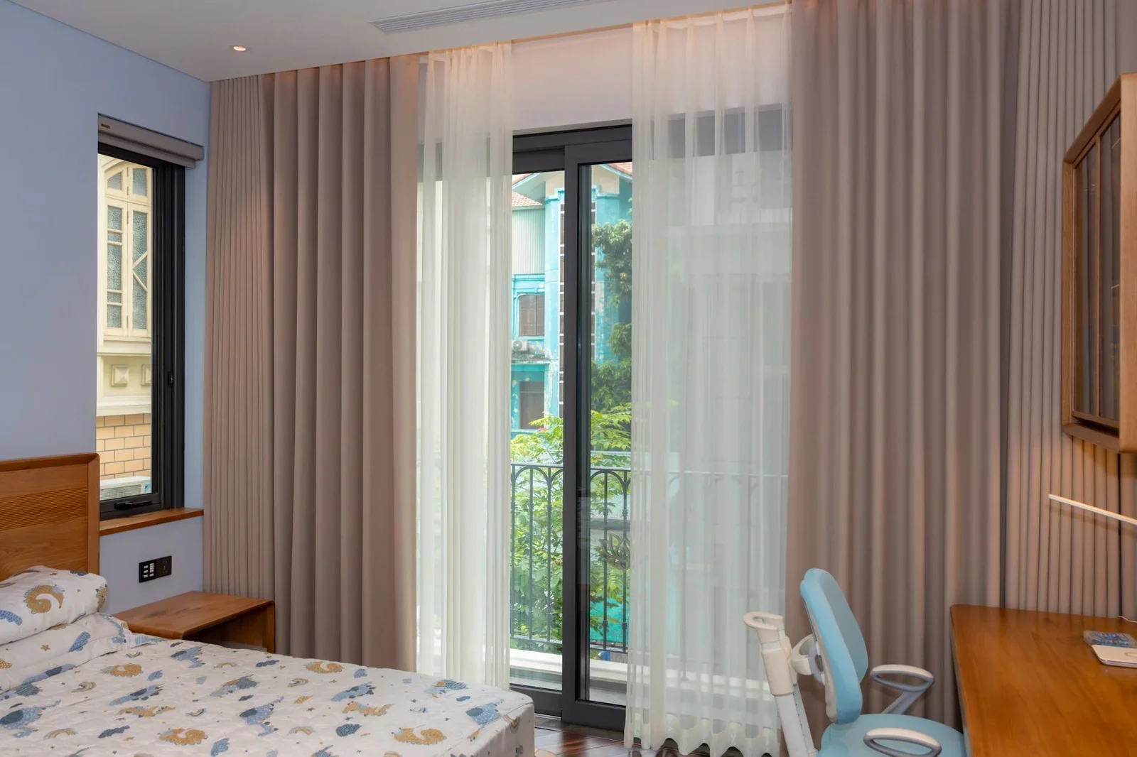 Thiết kế phòng ngủ ấm cúng với cửa sổ kính lớn, tối ưu ánh sáng tự nhiên mang lại cảm giác thoáng đãng đặc trưng. | Thiết kế nội thất 24