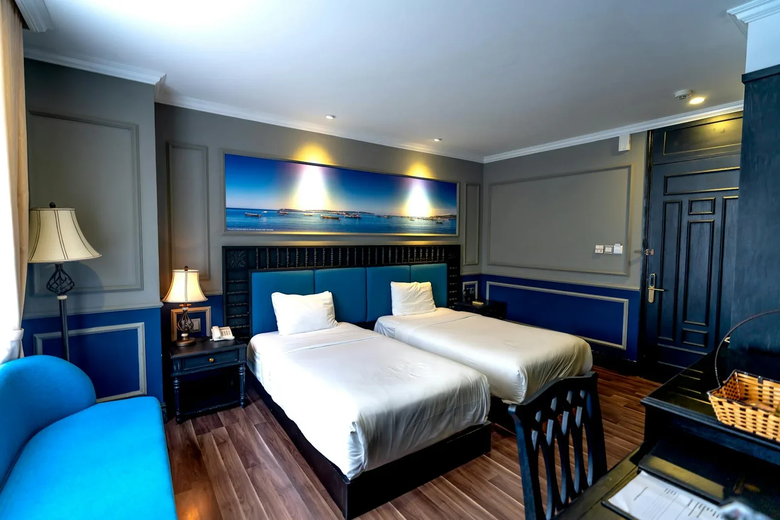 Phòng ngủ đôi kiểu khách sạn với hai giường đơn, decor hiện đại và ánh sáng dịu nhẹ, tạo không gian nghỉ dưỡng thư thái. | Thiết kế nội thất 24