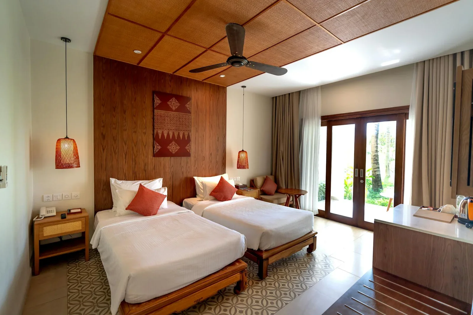 Căn phòng rạng rỡ với cặp giường đơn tiện nghi, nội thất hiện đại pha trộn chất gỗ tự nhiên ấm áp mang đậm dấu ấn. | Thiết kế nội thất 24