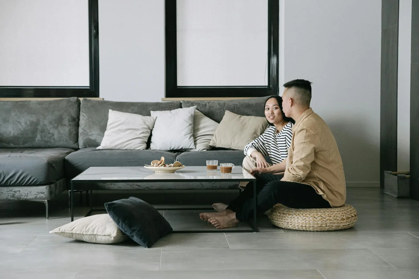 Khoảnh khắc bình yên của đôi trẻ trong phòng khách phong cách Bắc Âu, nơi ánh sáng tự nhiên hòa quyện cùng nội thất tinh tế. | Thiết kế nội thất 24