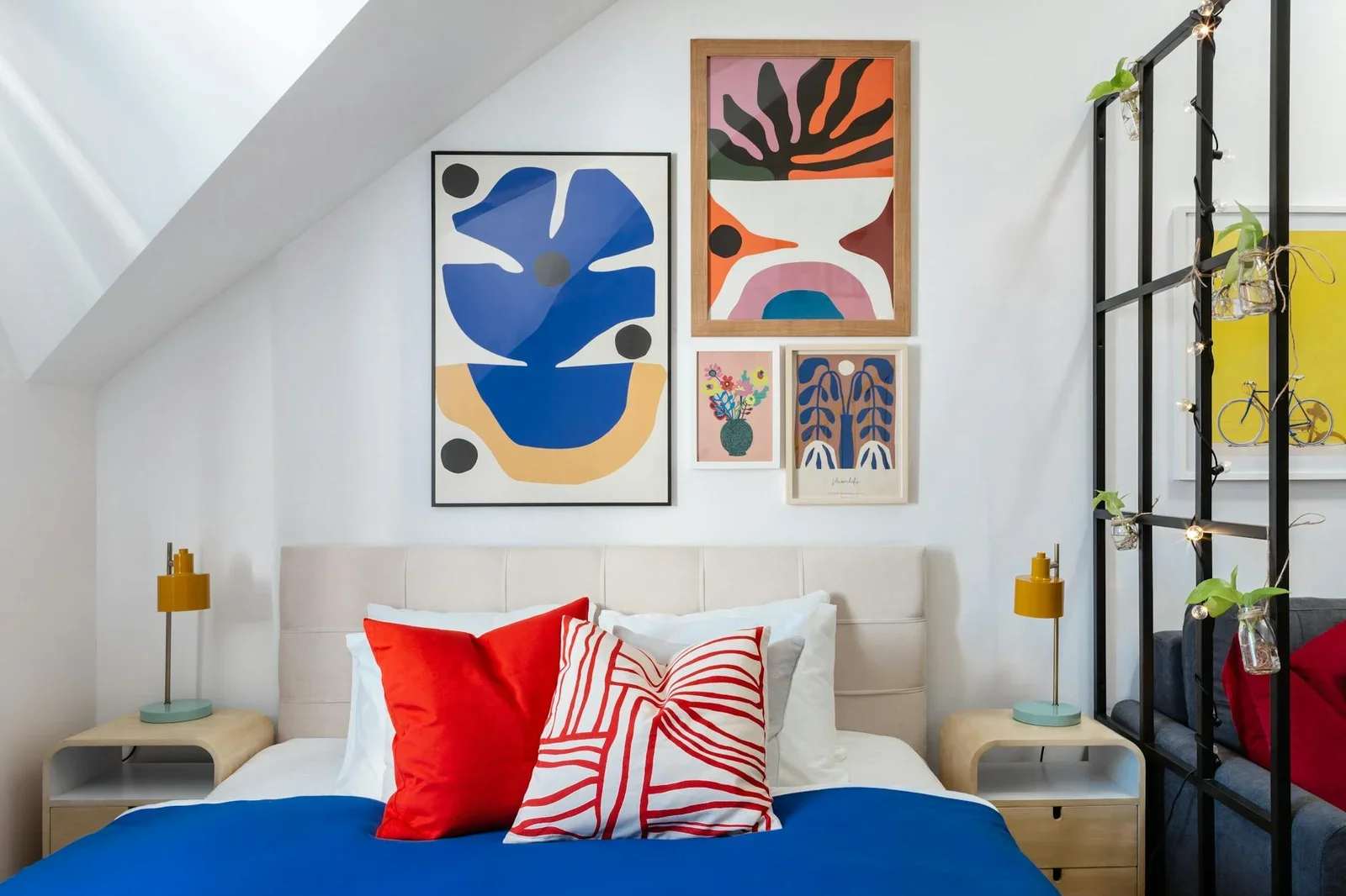 Contemporary bedroom in Prague featuring bold art and colorf | Thiết kế nội thất 24