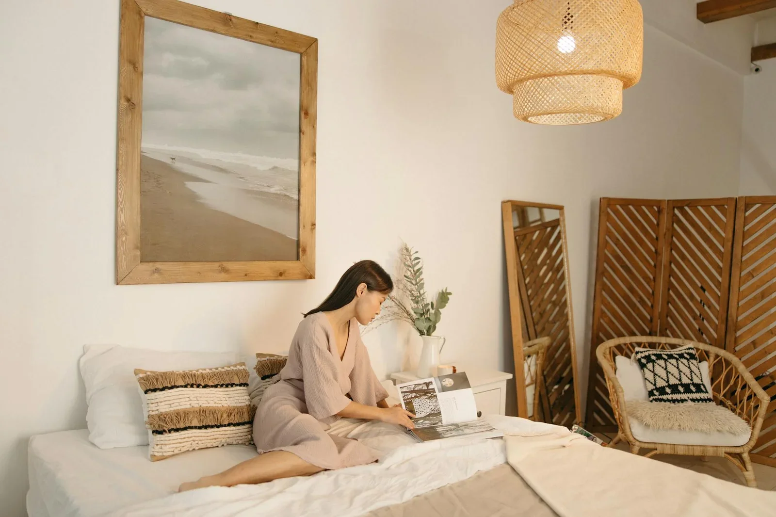 Khoảnh khắc đọc sách thư thái trên giường nệm êm, không gian phòng ngủ hiện đại với decor tinh tế và ánh sáng tự nhiên. | Thiết kế nội thất 24
