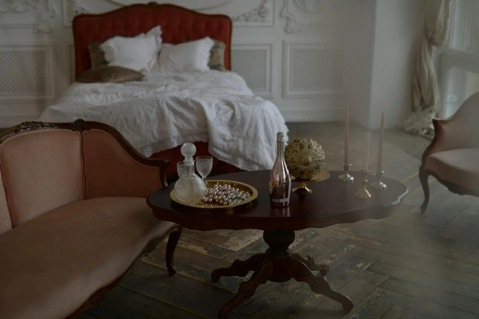 Phòng ngủ vintage sang trọng được tô điểm bằng nội thất chạm khắc cầu kỳ cùng ánh sáng dịu nhẹ thư thái. | Thiết kế nội thất 24