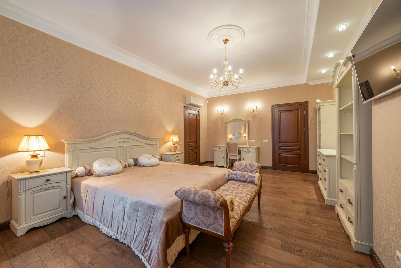 Phòng ngủ rộng rãi và trang nhã với đồ trang trí hoài cổ cùng ánh sáng ấm áp mang lại cảm giác thư thái. | Thiết kế nội thất 24