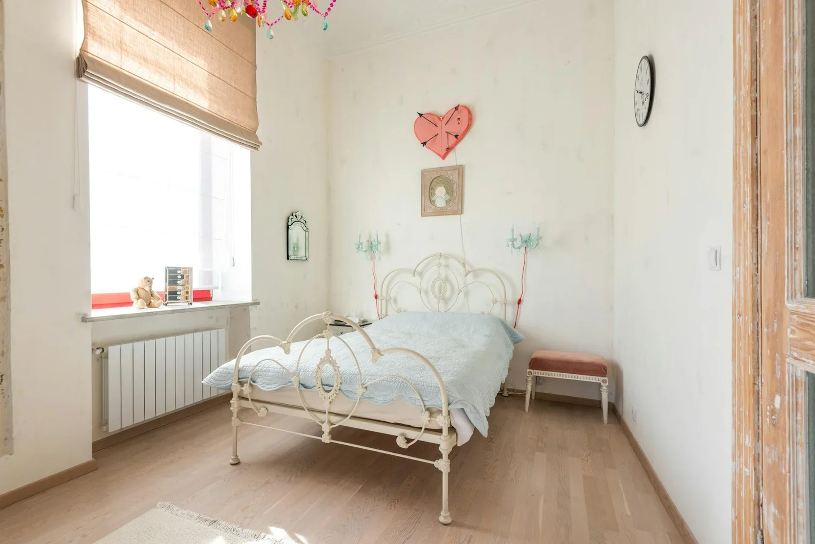 Phòng ngủ vintage thoáng đãng tràn ngập ánh sáng tự nhiên cùng điểm nhấn trái tim trang trí độc đáo phía trên đầu giường. | Thiết kế nội thất 24