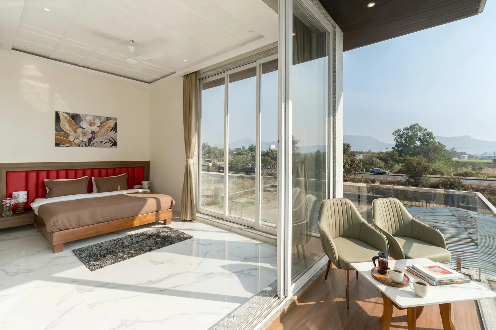 Phòng ngủ rộng rãi phong cách hiện đại, cửa kính lớn đón view thiên nhiên cùng nội thất sang trọng tạo cảm giác thư thái. | Thiết kế nội thất 24