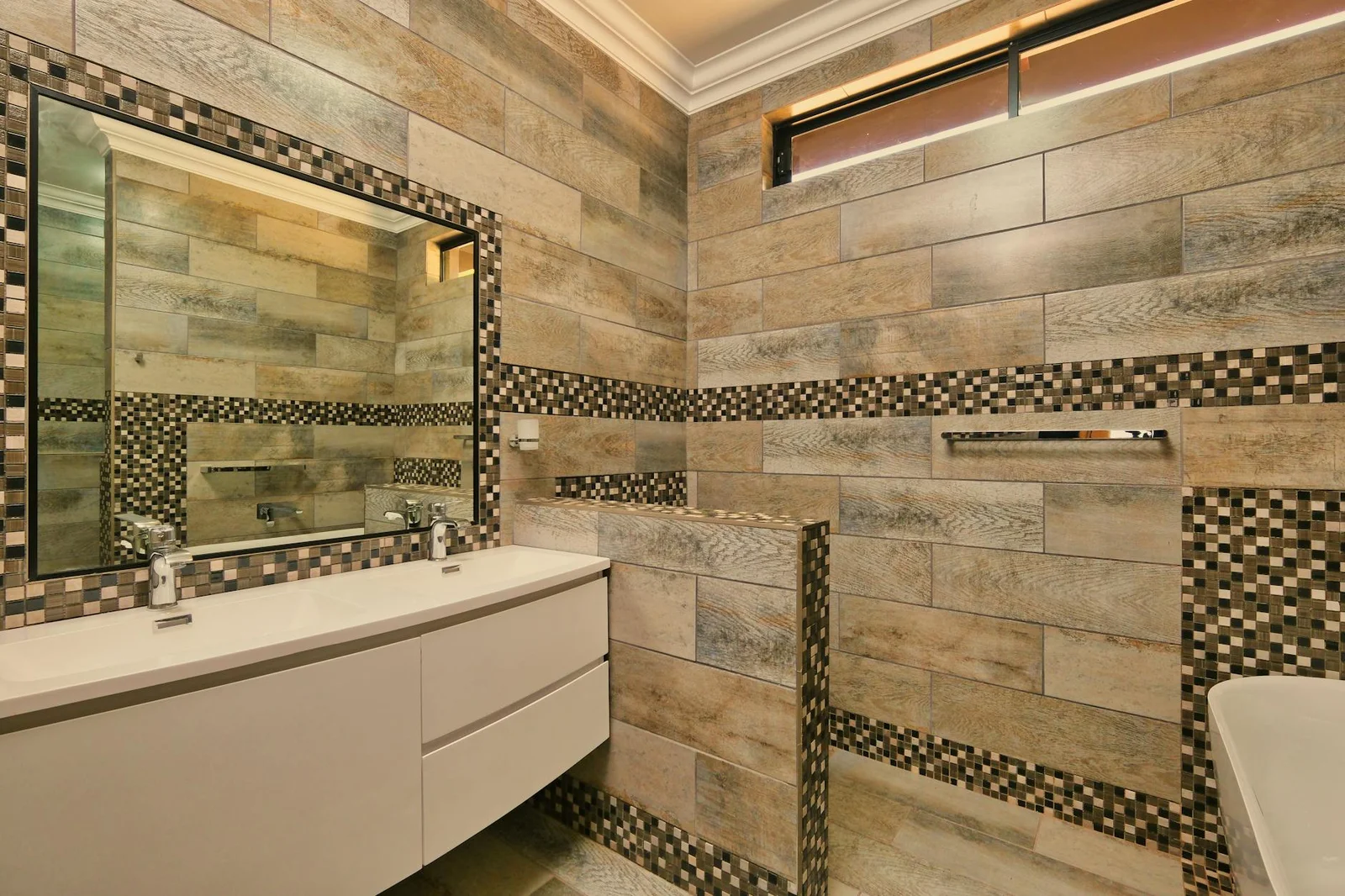 Phòng tắm sang trọng dùng gạch mosaic nghệ thuật và gương lớn, nhấn mạnh bồn rửa thiết kế đơn giản mang đậm dấu ấn tối giản. | Thiết kế nội thất 24