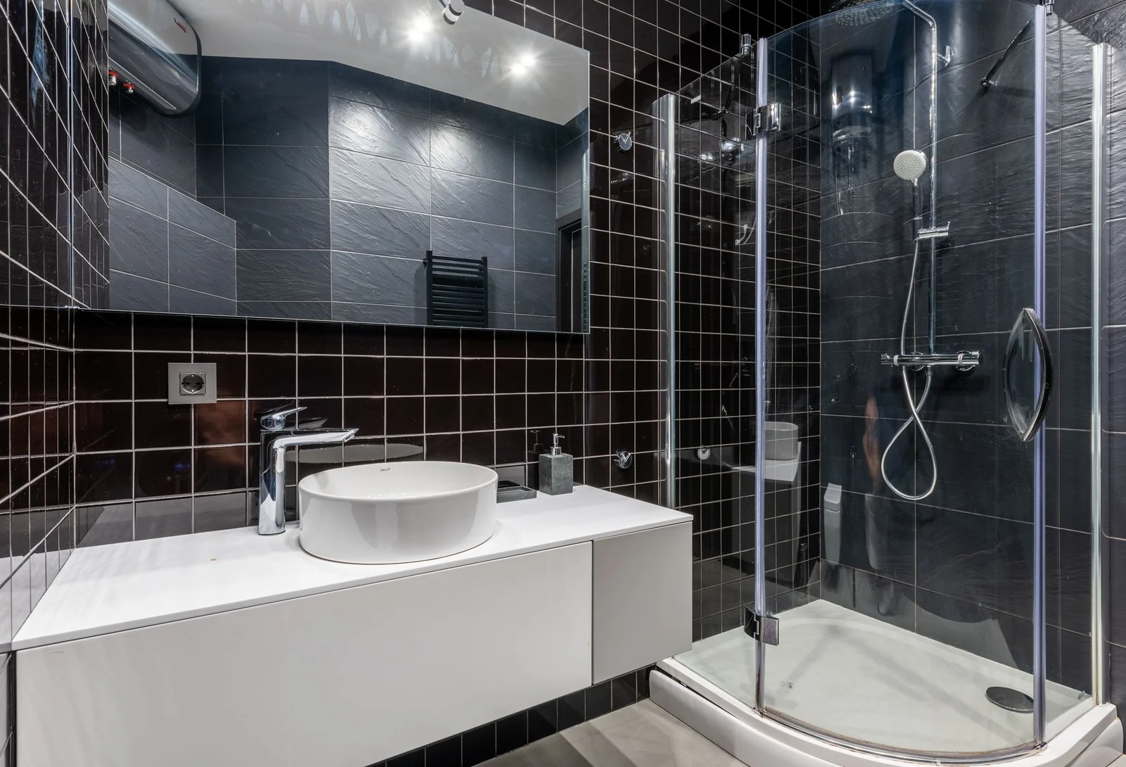 Phòng tắm hiện đại thời trang kết hợp chậu rửa gốm sứ, buồng tắm kính trong suốt và tấm gương lớn giúp mở rộng tầm nhìn. | Thiết kế nội thất 24