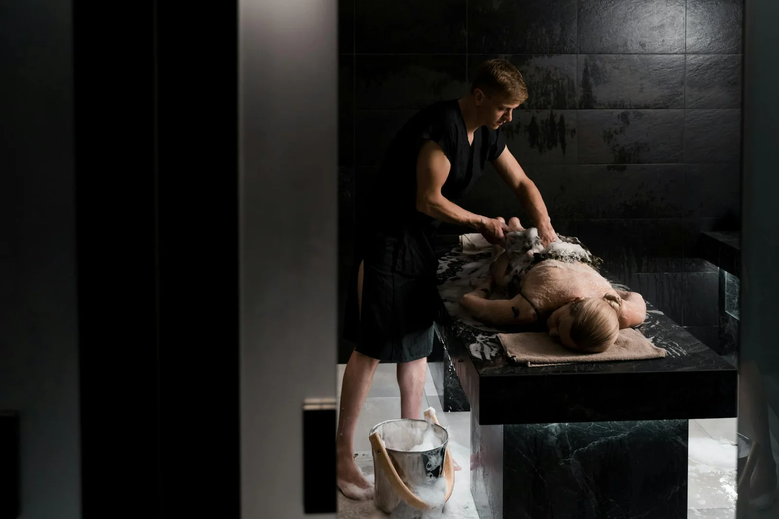 Chuyên gia chăm sóc sức khỏe thực hiện liệu trình xoa bóp dịu dàng trong không gian spa thư giãn, giúp khách hàng phục hồi thể chất. | Thiết kế nội thất 24