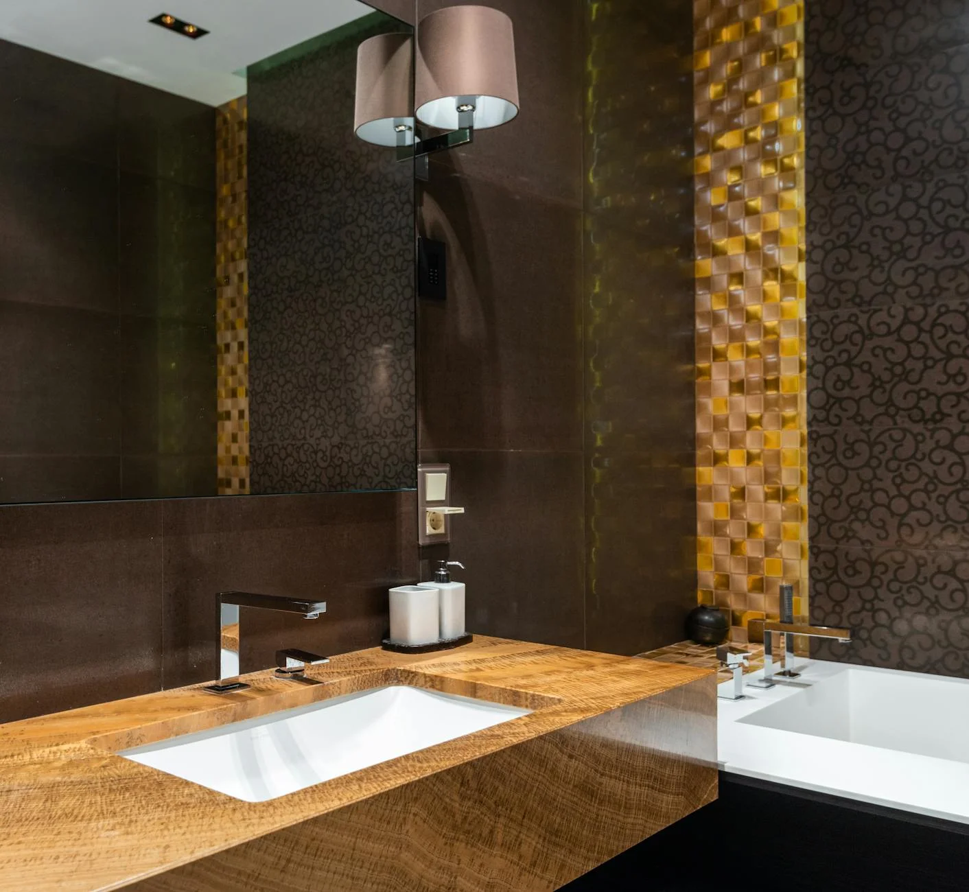 Phòng tắm hiện đại thời trang nổi bật với chậu rửa gỗ tự nhiên, bồn tắm sang trọng và bức tường dán giấy hoa văn độc đáo. | Thiết kế nội thất 24