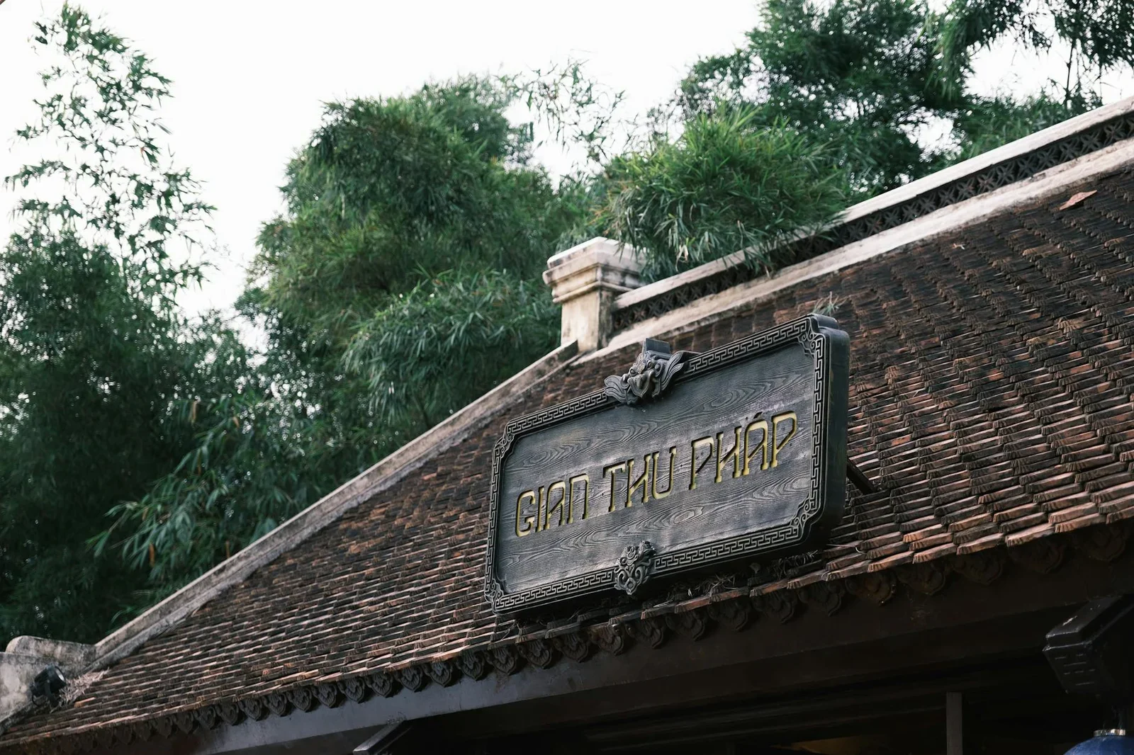 Họa tiết gỗ chạm khắc tinh xảo mang hơi hướng truyền thống, gợi điểm nhấn nghệ thuật cho khu vực bếp mở. | Thiết kế nội thất 24