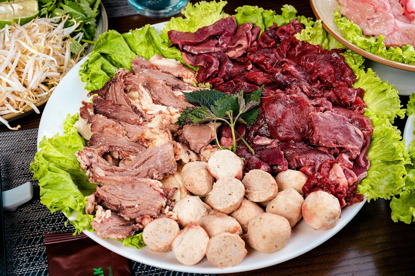 Nguyên liệu tươi ngon bày biện gọn gàng, nhấn mạnh tầm quan trọng của khu vực sơ chế thông thoáng trong bếp. | Thiết kế nội thất 24