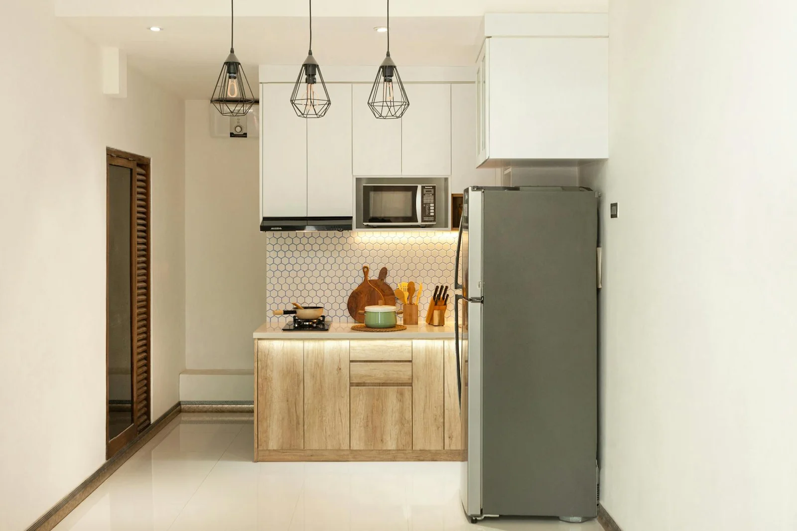 Thiết kế bếp tối giản thời thượng dùng tủ gỗ mộc mạc cùng thiết bị hiện đại mang lại trải nghiệm nấu nướng dễ chịu. | Thiết kế nội thất 24
