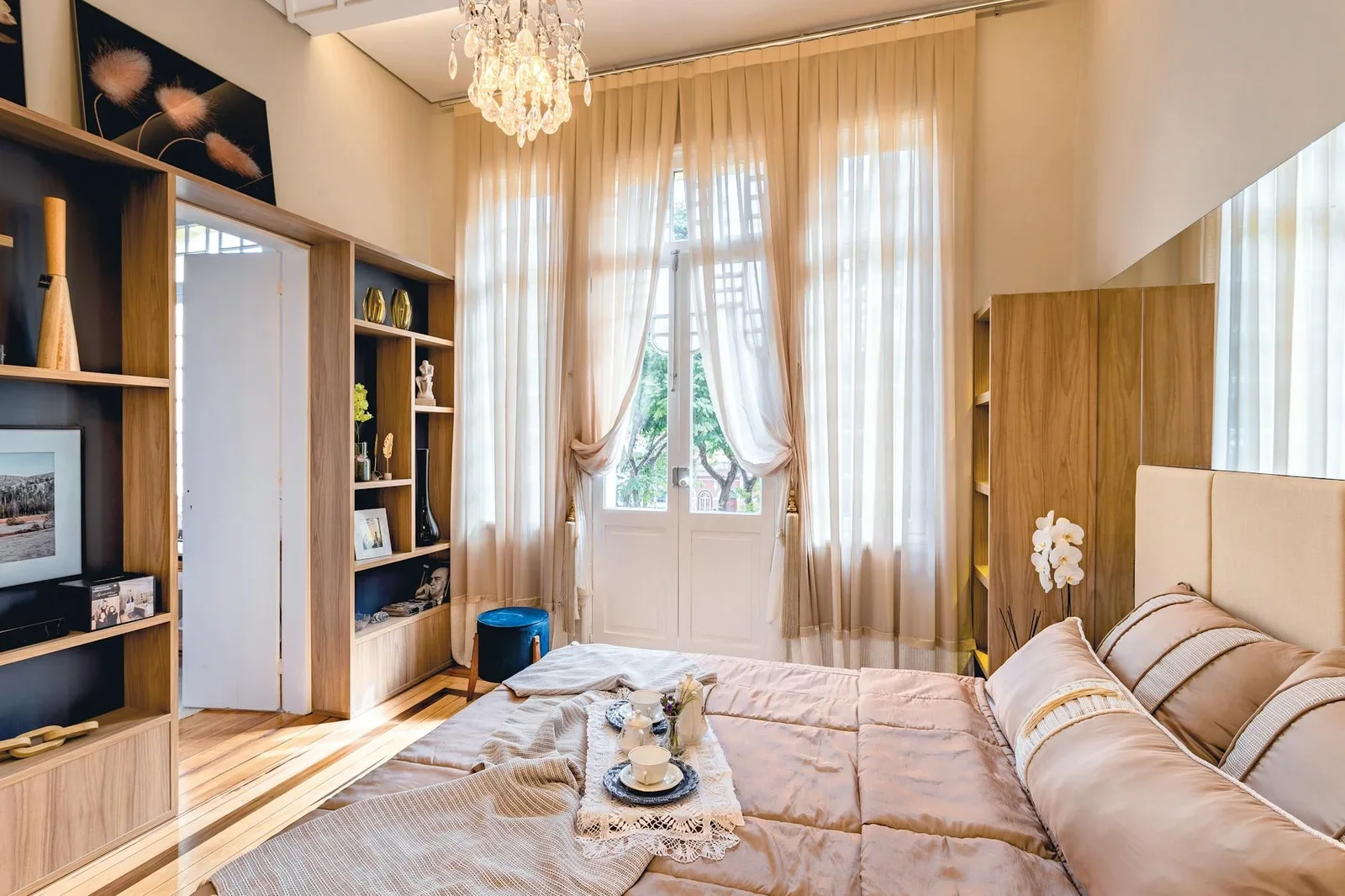 Không gian nghỉ ngơi lý tưởng với đồ trang trí trang nhã, ánh sáng dịu nhẹ và bầu không khí ấm cúng thư thái. | Thiết kế nội thất 24