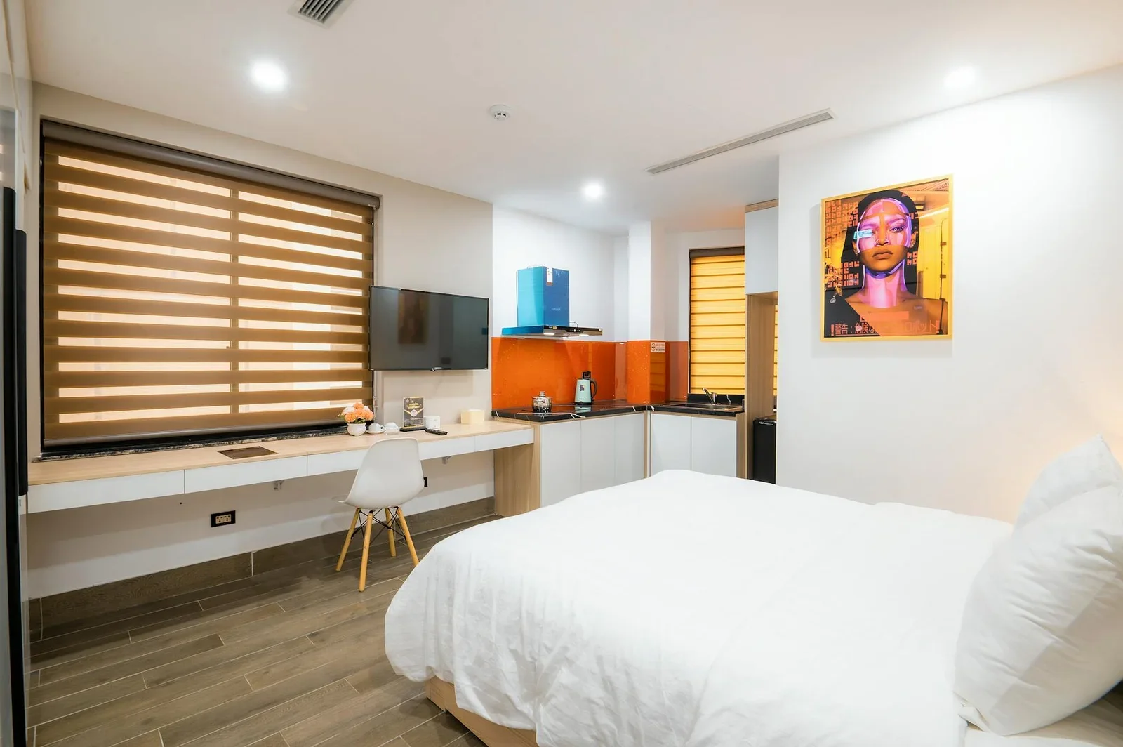 Phong cách khách sạn hiện đại với tông màu sáng chủ đạo và phụ kiện tinh tế, kiến tạo bầu không khí nghỉ ngơi thư thái. | Thiết kế nội thất 24