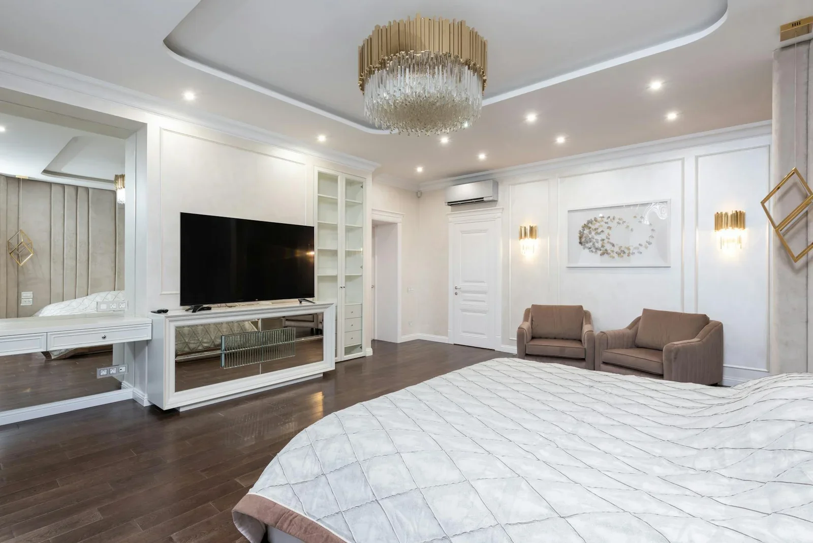 Nội thất cao cấp với giường rộng, ghế bành và kệ tivi gọn gàng, tỏa sáng sang trọng dưới ánh đèn chùm nghệ thuật độc đáo. | Thiết kế nội thất 24