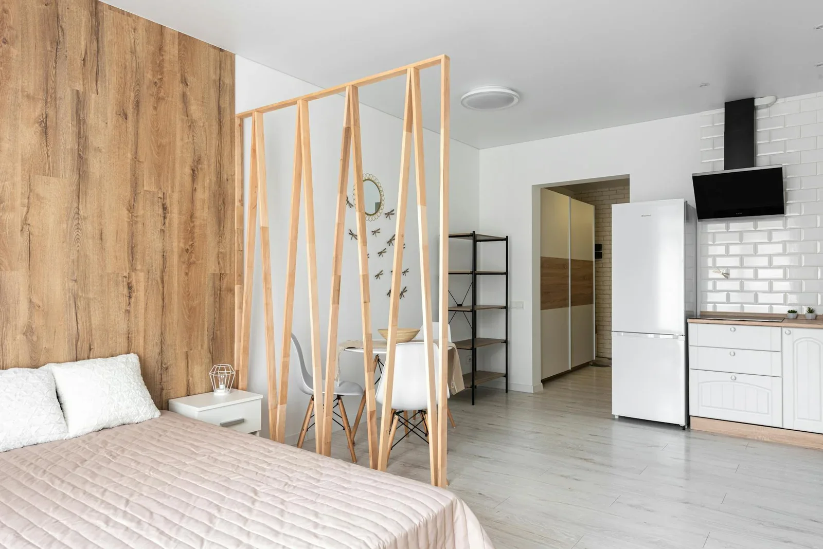 Bed with cushions and cover against wooden partition and fri | Thiết kế nội thất 24