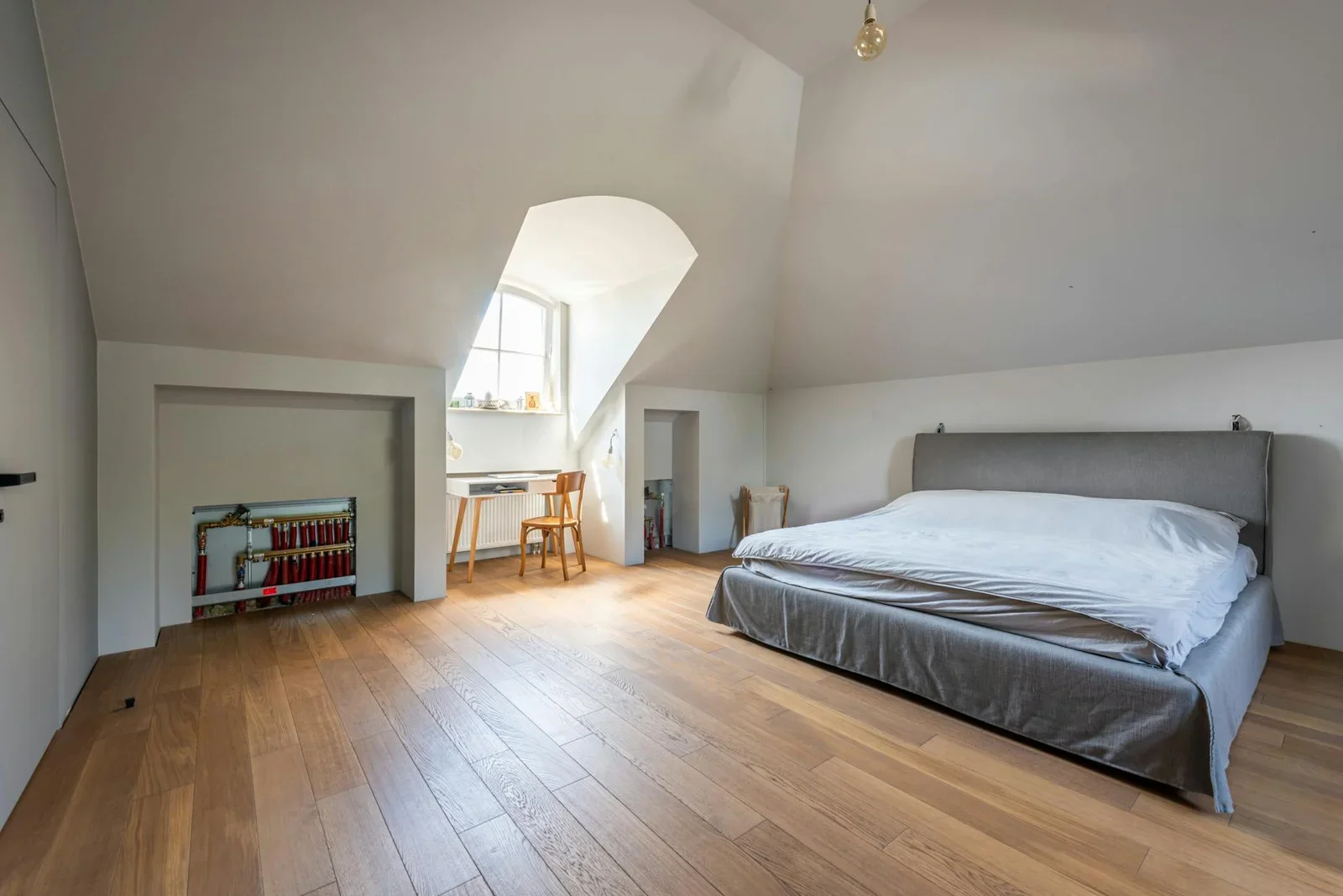 Spacious modern attic bedroom with wooden floors and cozy fu | Thiết kế nội thất 24