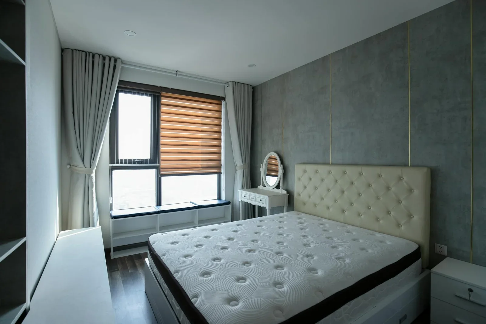 Nội thất tối giản đón ánh sáng tự nhiên tràn ngập, tạo cảm giác rộng rãi cho phòng ngủ nhỏ năm mét vuông. | Thiết kế nội thất 24