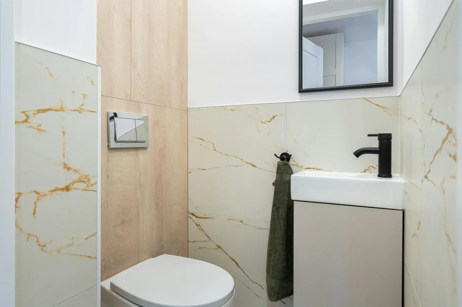 Clean and stylish modern bathroom with marble tiles and a sm | Thiết kế nội thất 24