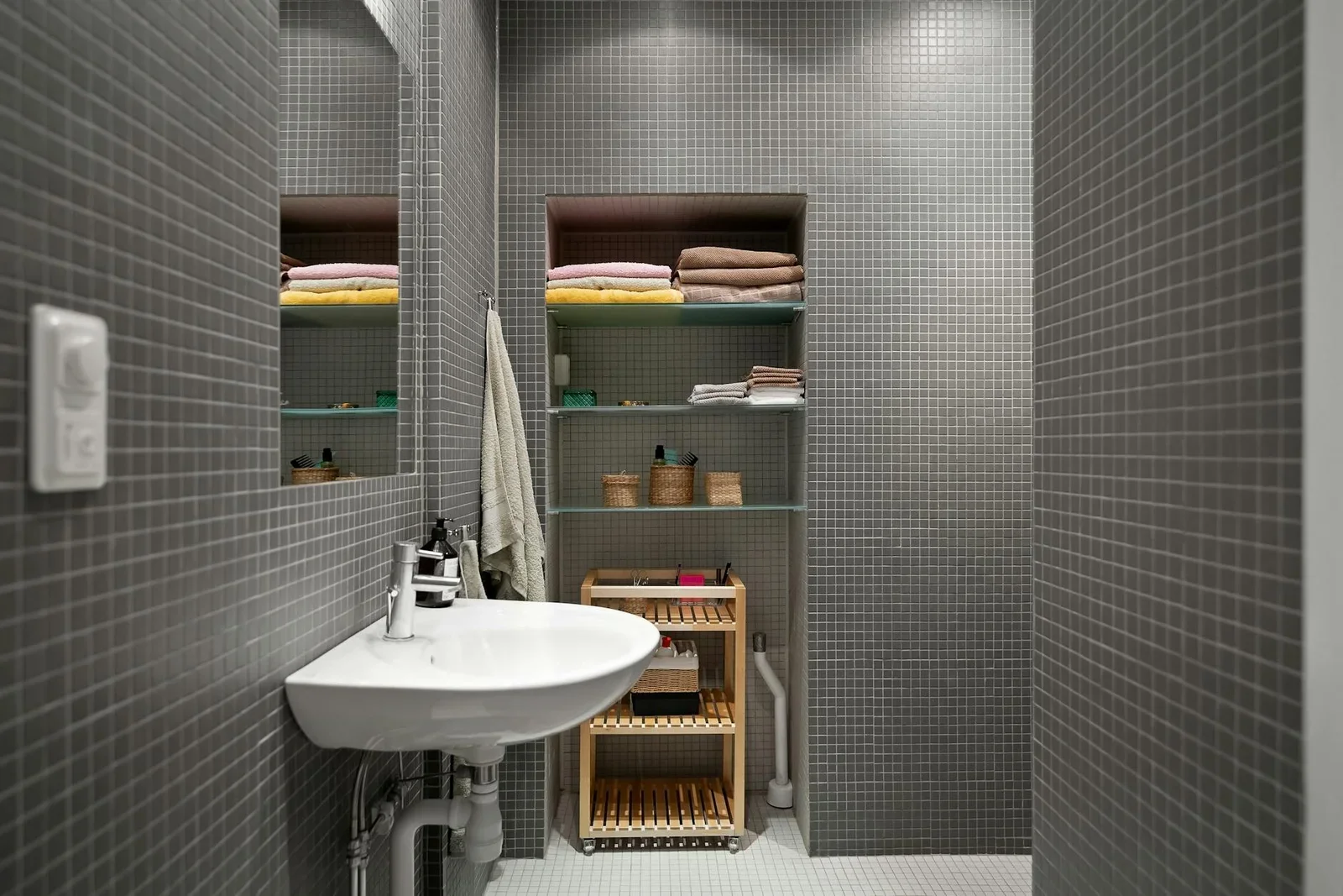 A sleek, modern bathroom showcasing minimalist design with f | Thiết kế nội thất 24