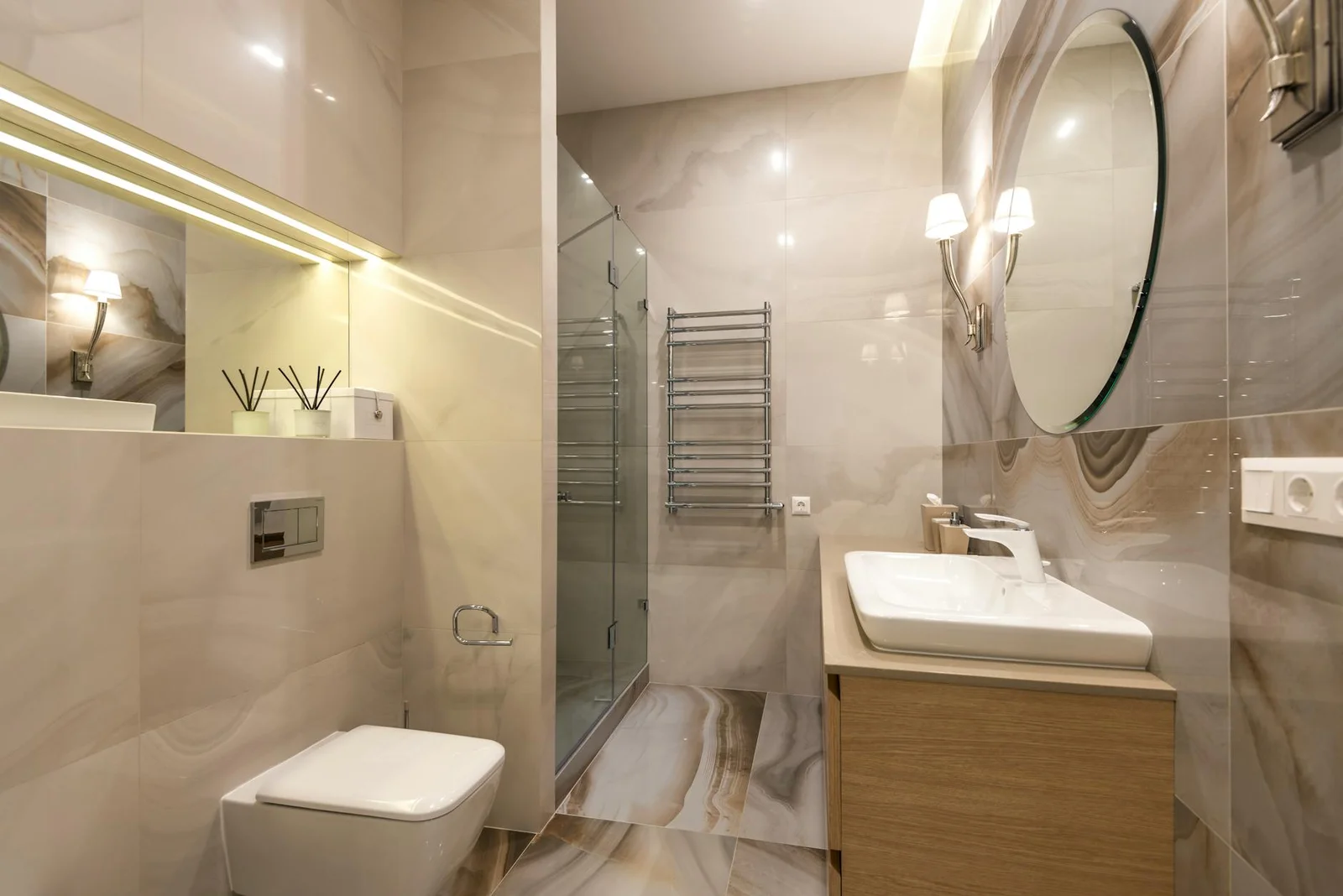 Phòng tắm thanh lịch nổi bật với bề mặt đá cẩm thạch sang trọng, gương khổ lớn và thiết bị vệ sinh hiện đại. | Thiết kế nội thất 24