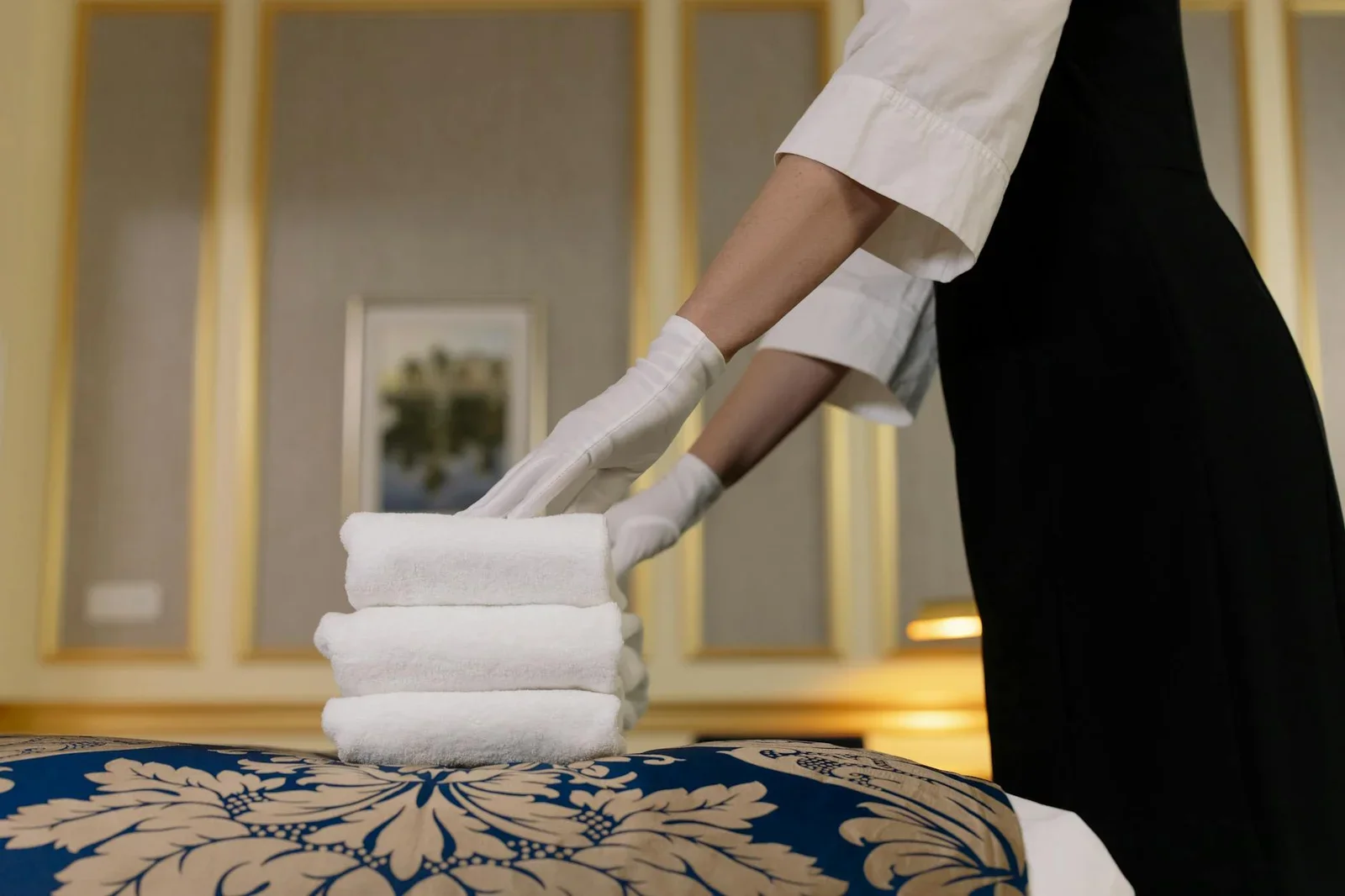Khăn tắm được xếp gọn gàng trên nền phòng ngủ sang trọng, mang đến vẻ chỉn chu và tiện nghi chuẩn khách sạn. | Thiết kế nội thất 24