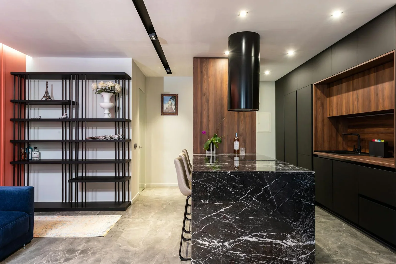 Bếp hiện đại sang trọng với đảo bếp đ&aacute; đen v&acirc;n m&acirc;y, tủ gỗ tự nhi&ecirc;n v&agrave; đường n&eacute;t thiết kế tinh gọn. | Thiết kế nội thất 24