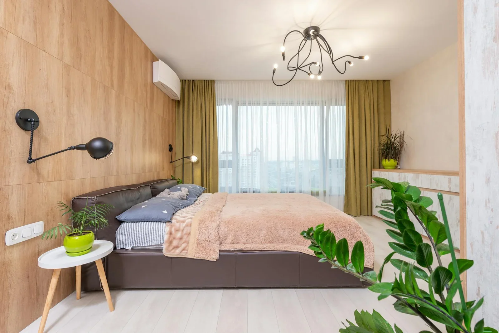 Ph&ograve;ng ngủ hiện đại ấm &aacute;p với điểm nhấn gỗ tự nhi&ecirc;n, giường nệm cao cấp v&agrave; bố cục nội thất c&acirc;n đối h&agrave;i h&ograve;a. | Thiết kế nội thất 24