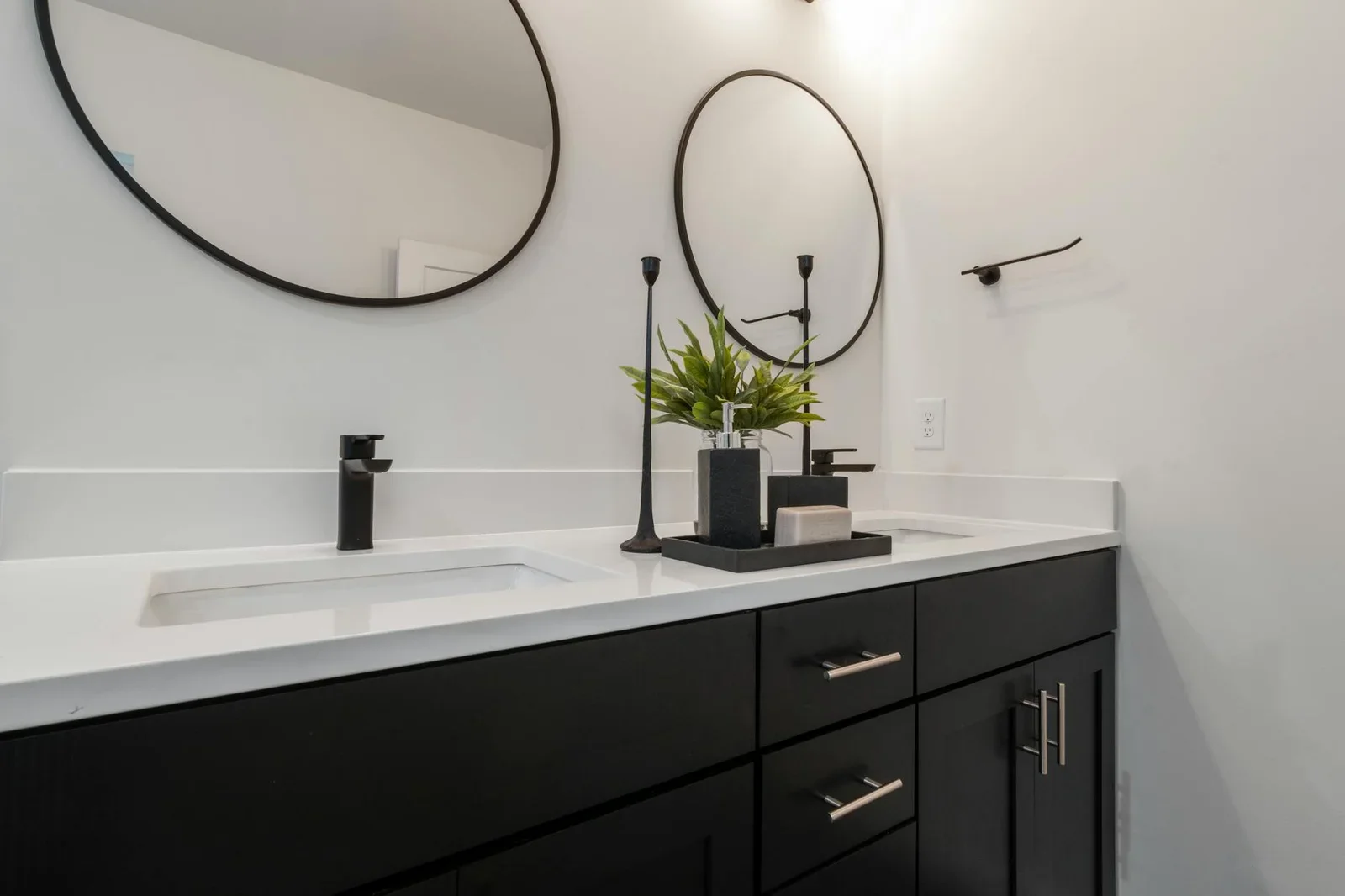 Tủ lavabo ph&ograve;ng tắm phối m&agrave;u đen trắng tương phản, thiết kế bồn đ&ocirc;i tiện nghi mang đến vẻ đẹp hiện đại gọn g&agrave;ng. | Thiết kế nội thất 24
