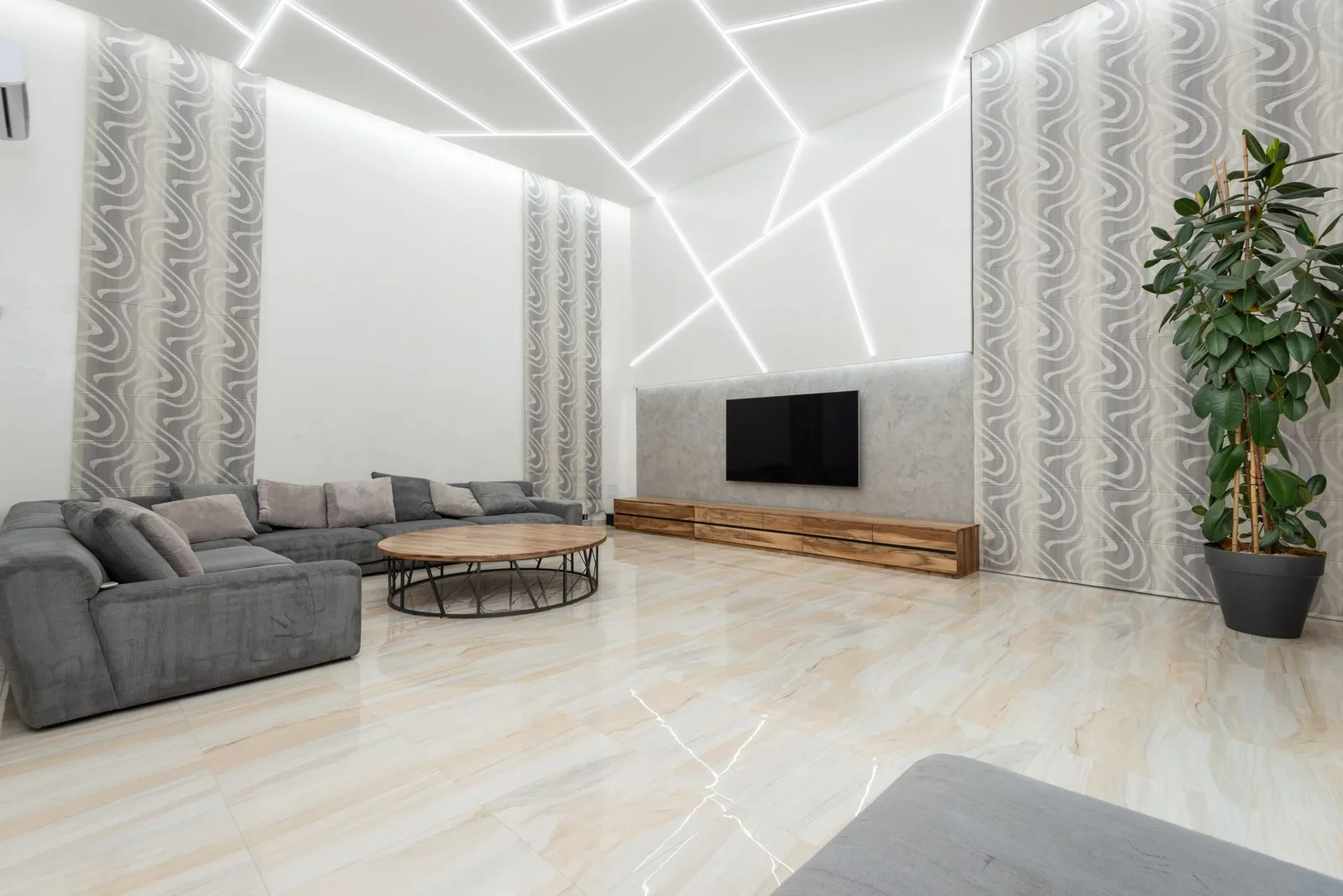 Ph&ograve;ng kh&aacute;ch hiện đại tho&aacute;ng đ&atilde;ng với tường s&aacute;ng m&agrave;u, bộ sofa lớn &ecirc;m &aacute;i tạo kh&ocirc;ng gian sinh hoạt thoải m&aacute;i cho gia đ&igrave;nh. | Thiết kế nội thất 24