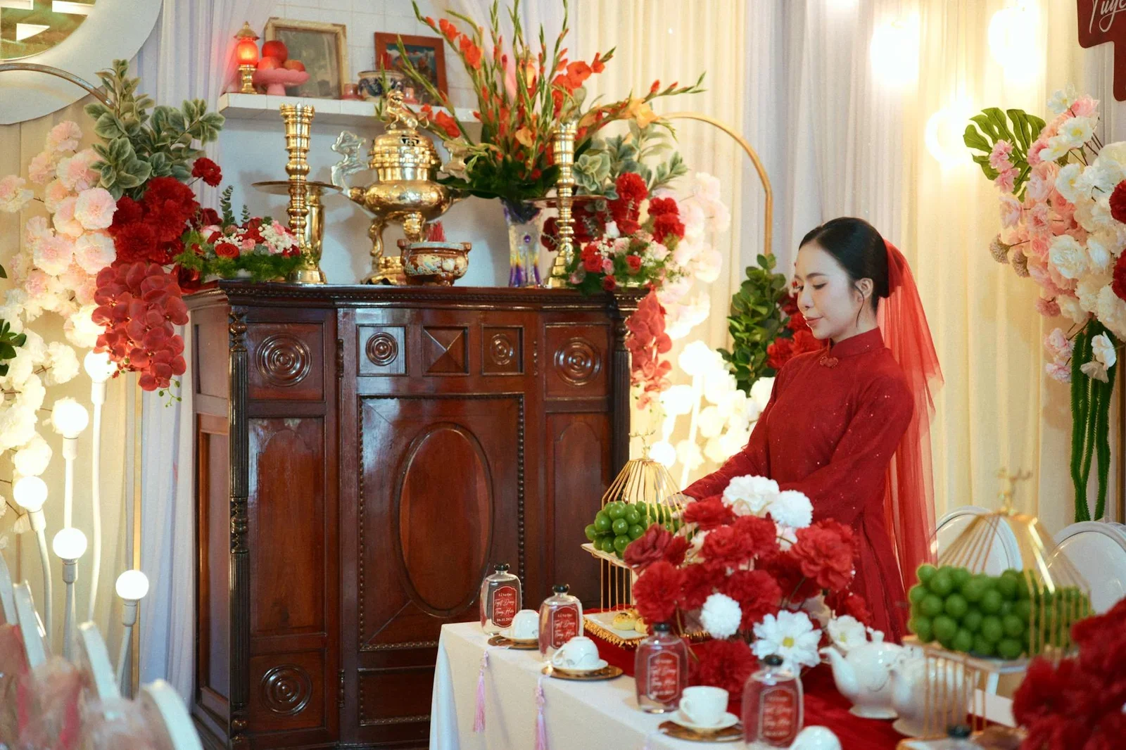 Kh&ocirc;ng gian lễ gia ti&ecirc;n truyền thống với hoa tươi trang tr&iacute; tinh tế, gam đỏ chủ đạo tạo vẻ đẹp trang trọng ấm c&uacute;ng. | Thiết kế nội thất 24