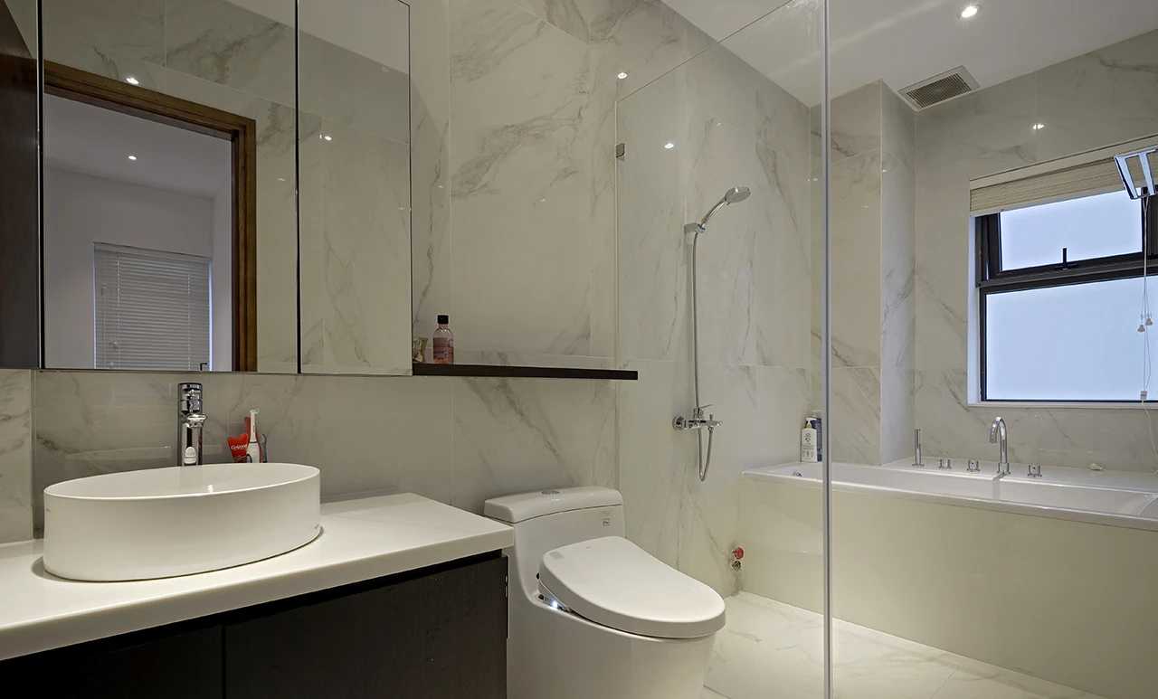 Phòng tắm hiện đại với bồn rửa, toilet và vòi sen