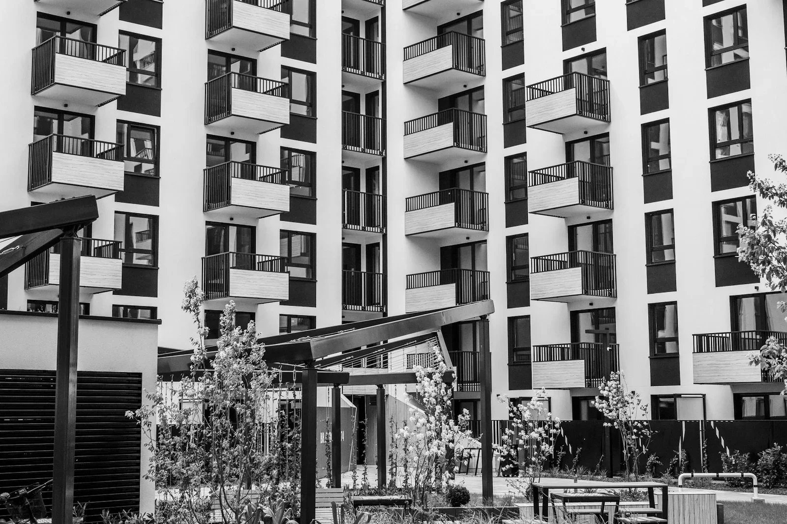 Contemporary urban apartment building with balconies and cou | Thiết kế nội thất 24