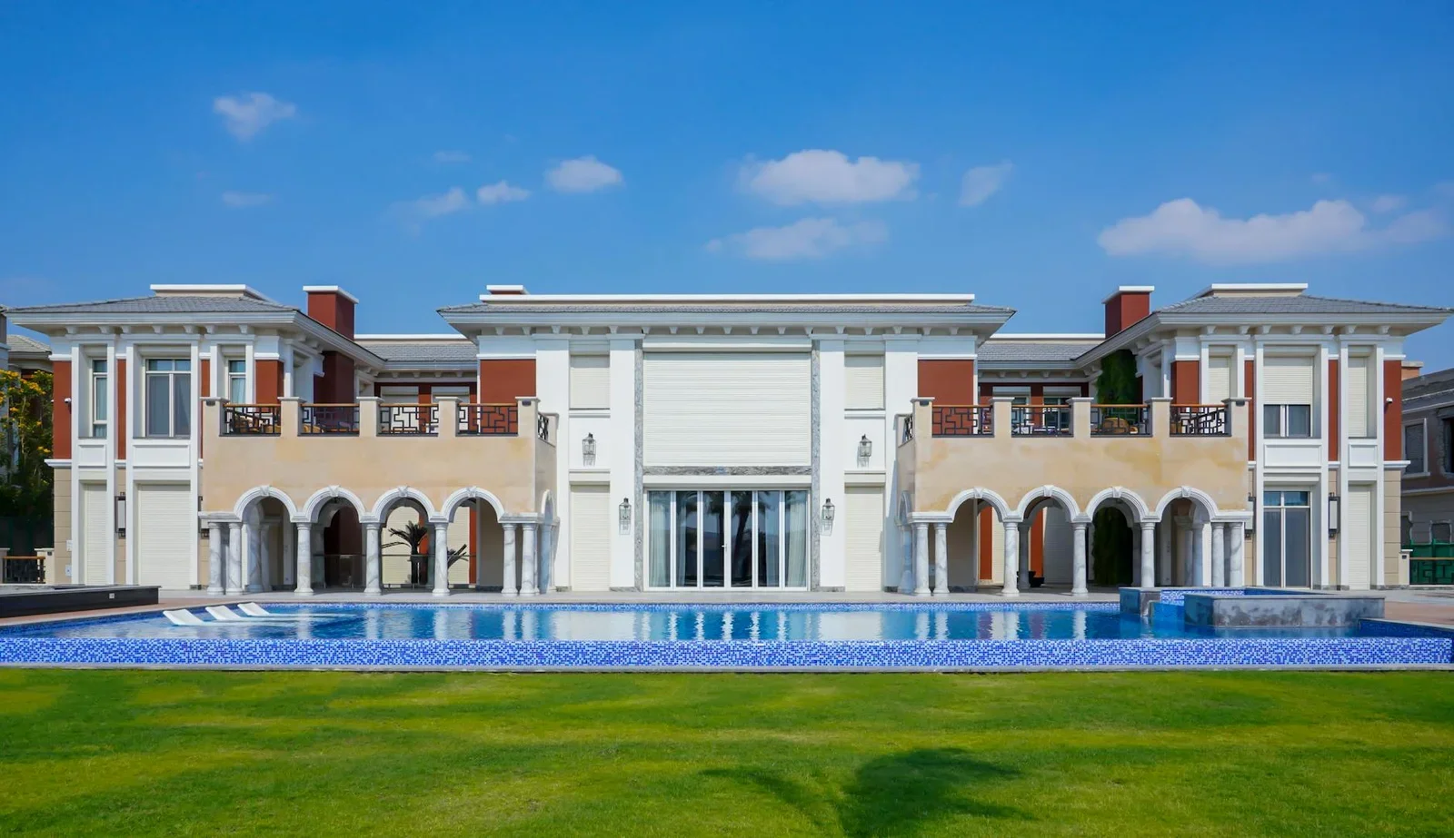Elegant villa with swimming pool and green lawn in Cairo, sh | Thiết kế nội thất 24