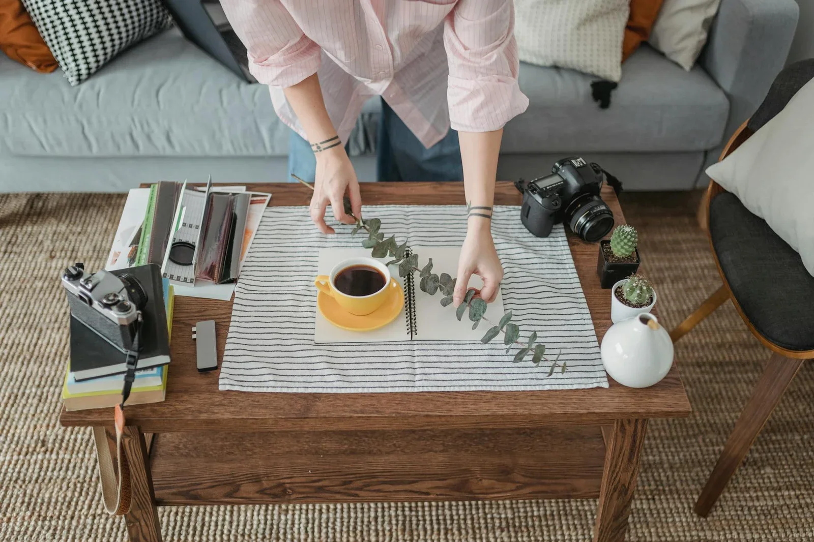 From above anonymous female photographer arranging plant twi | Thiết kế nội thất 24