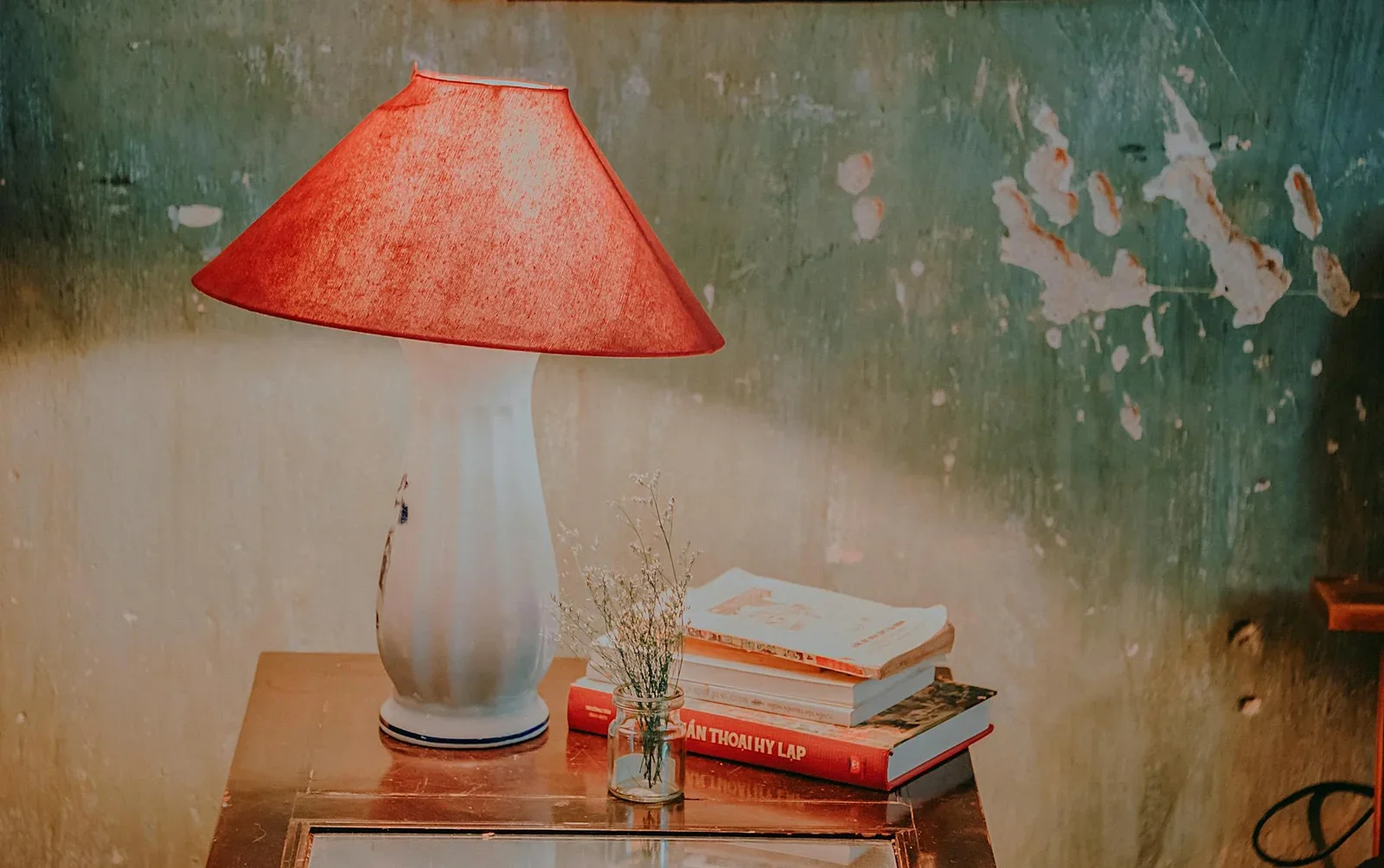 Warm and cozy rustic interior featuring a vintage lamp, book | Thiết kế nội thất 24