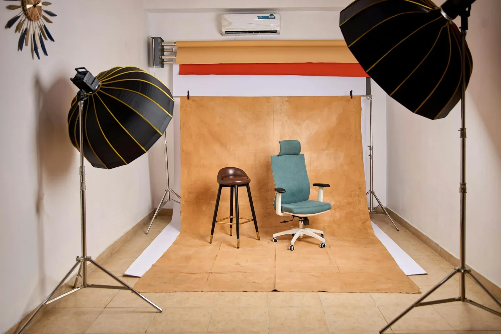 Studio chụp ảnh phong cách với hệ thống đèn chuyên nghiệp, ghế ngồi tiện nghi và không gian sáng tạo tối ưu cho sản xuất nội dung. | Thiết kế nội thất 24