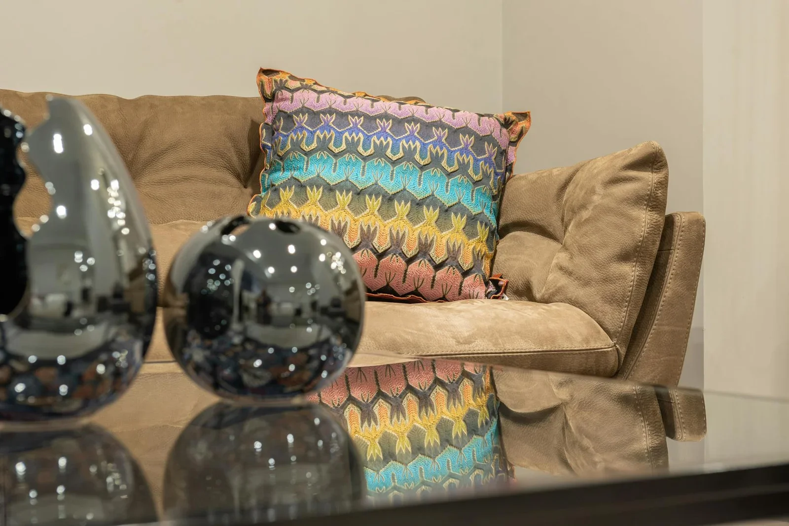 Sofa hiện đại phối cùng gối sắc màu và bàn kính phản chiếu ánh sáng, mang lại sức sống tươi mới cho diện tích nhỏ. | Thiết kế nội thất 24