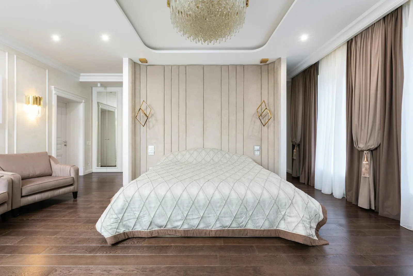Phòng ngủ hiện đại bố trí giường cạnh ghế bành, đèn chùm sang trọng cùng rèm cửa tối ưu diện tích hiệu quả. | Thiết kế nội thất 24