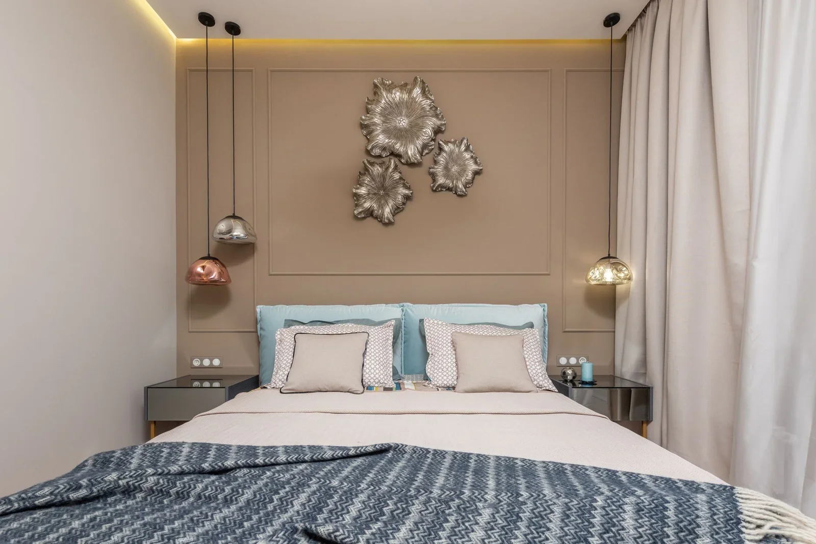 Phong cách khách sạn với giường êm cạnh bàn nhỏ, đèn thả trần tinh tế và rèm vải tạo góc nghỉ lý tưởng. | Thiết kế nội thất 24